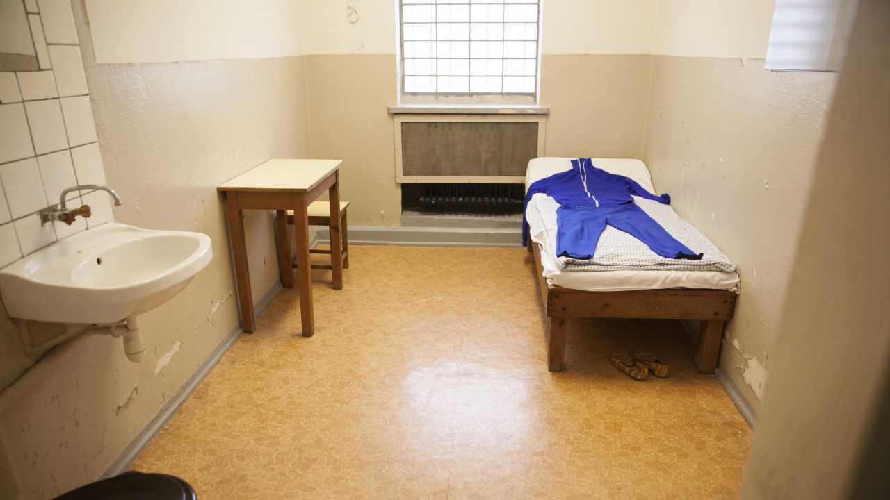 Оставиха в ареста изверга, блудствал с баба в село Синдел