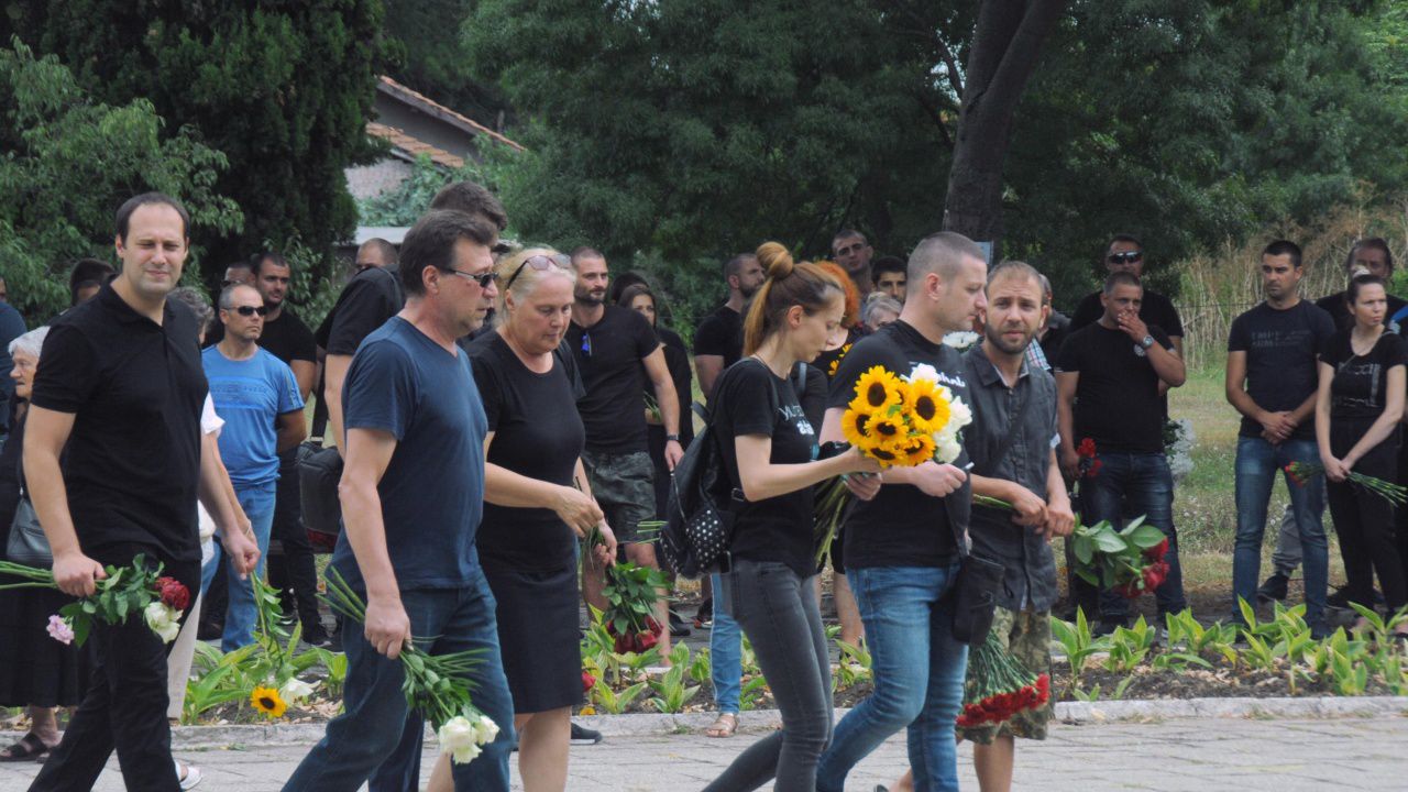 Неутешима болка и сълзи на поклонението пред двамата полицаи - Йордан Илиев и Атанас Градев