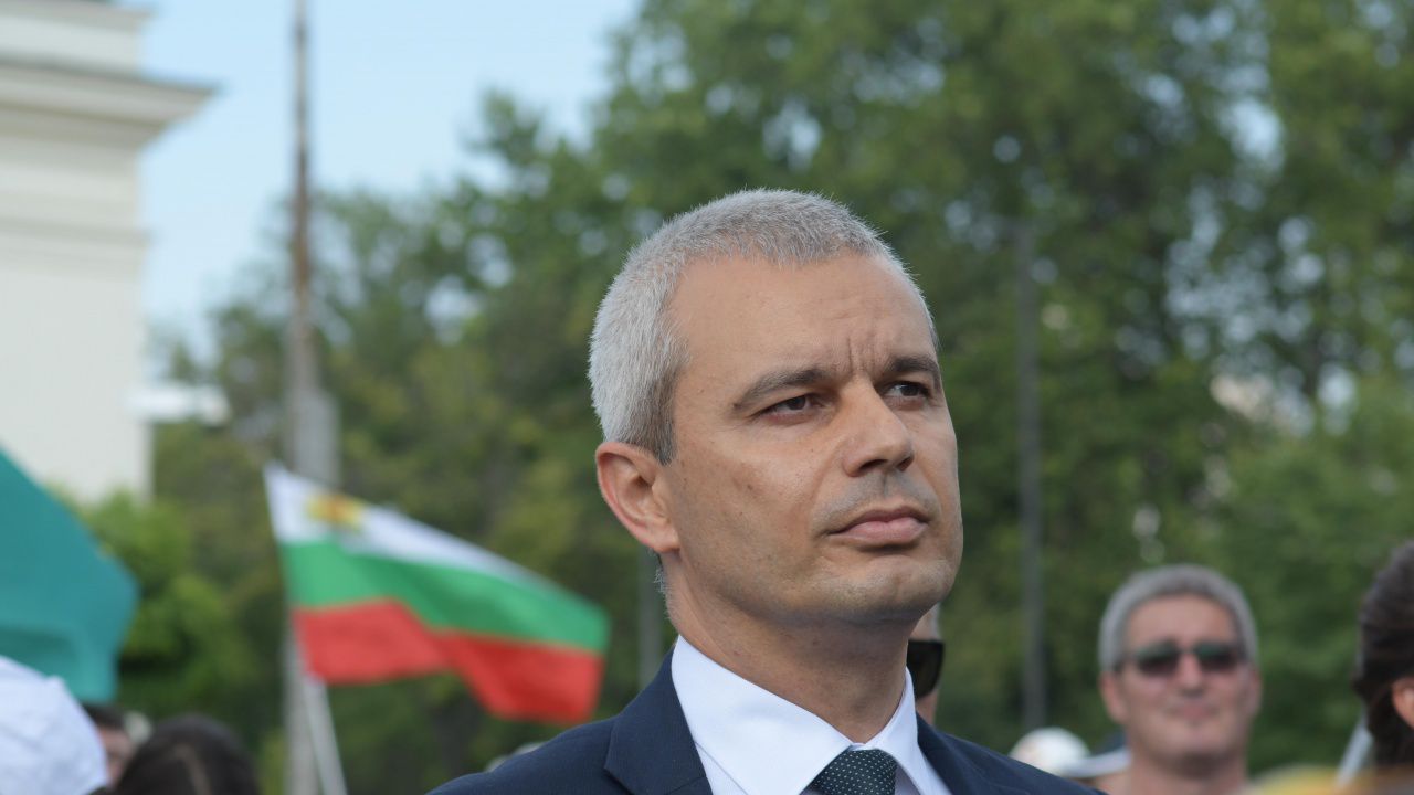 Костадин Костадинов води листата в 25 МИР - срещу него са Борисов, Нинова и Хазарта