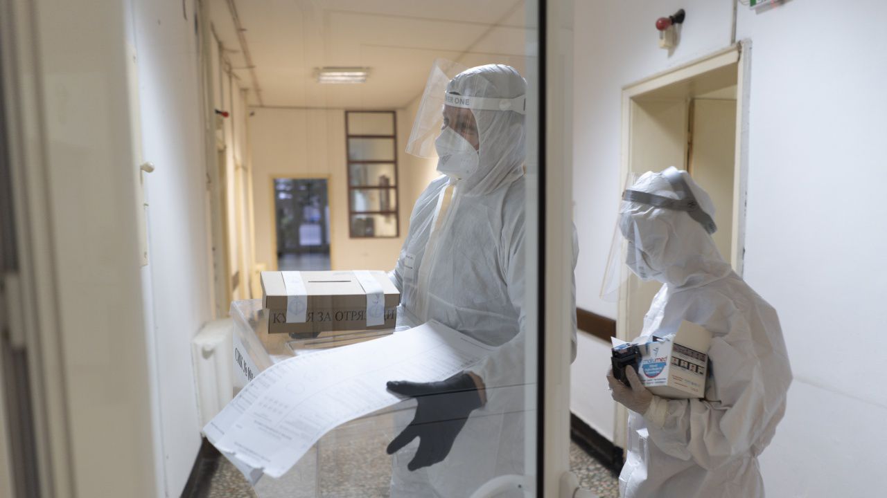 Под въпрос е гласуването на изборите на всички хора под карантина