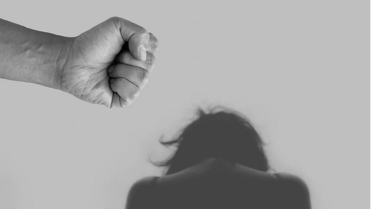 Мъж преби бременната си жена с метална тръба