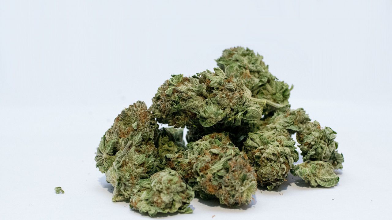 Закопчаха двама заради 43 топчета канабис