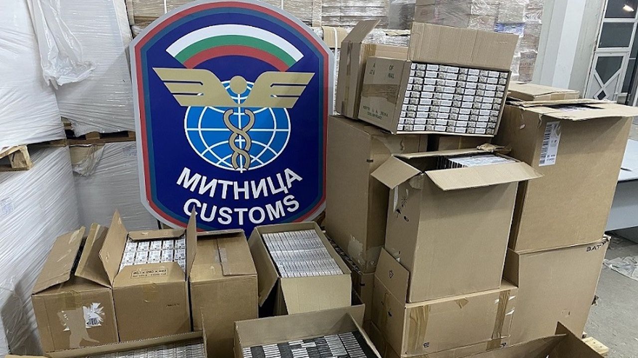 Митничари с удар от 10 000 кутии цигари на Дунав мост-2
