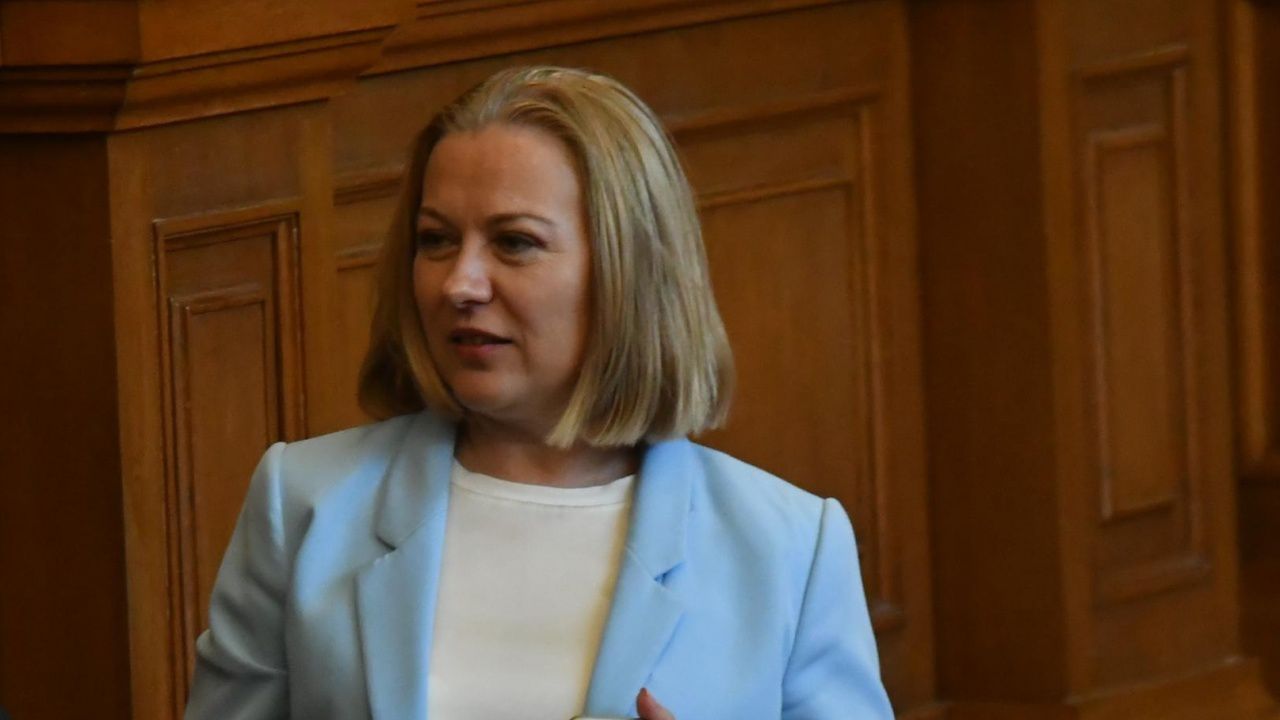 Надежда Йорданова: Гешев да уведоми и българските депутати за експертизата на снимките с кюлчета и пари