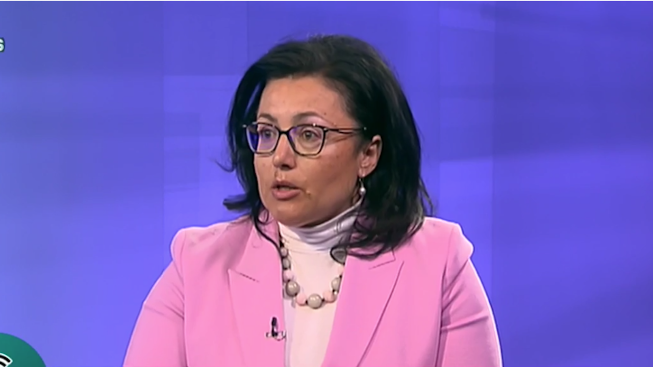 Десислава Танева обвини управляващите за хаоса пред магазините
