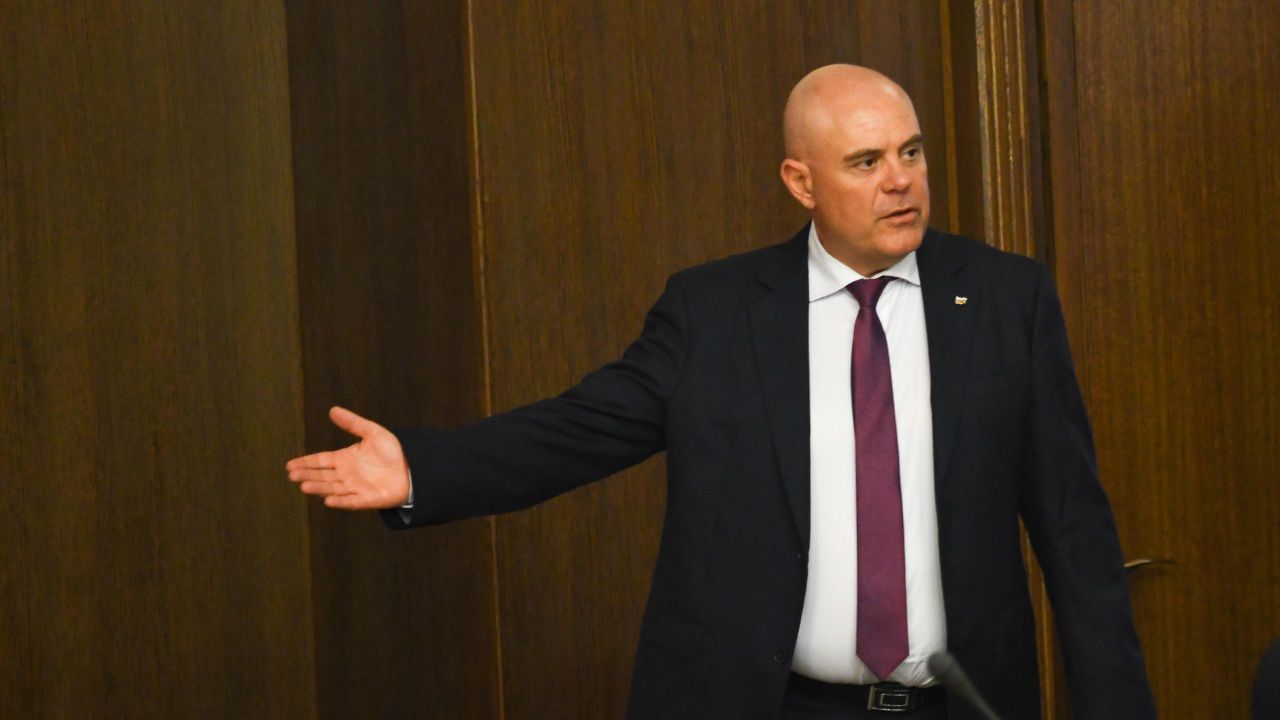 Гешев: Исканията за оставката ми са от наследниците на номенклатурата и репресивния режим