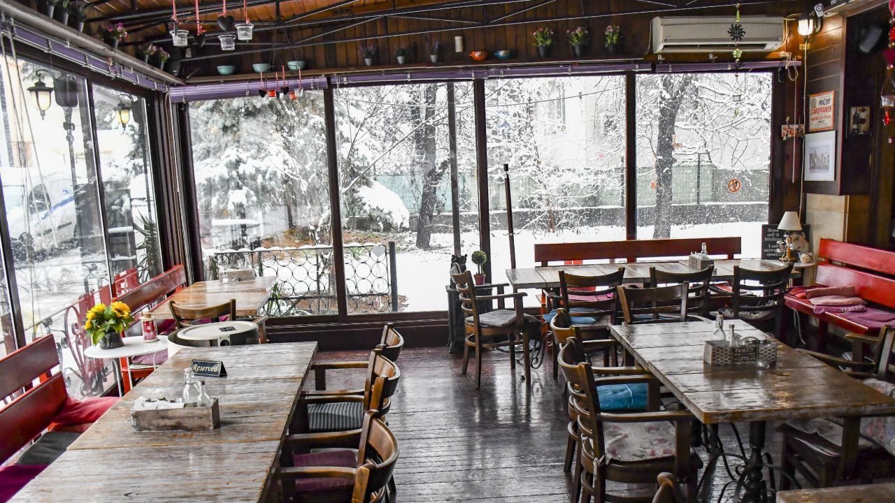 Отпадна вечерният час за заведенията в София