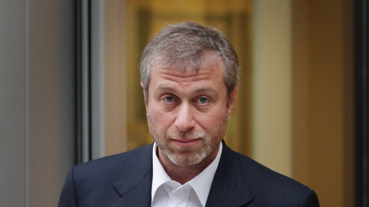 Роман Абрамович не може да си плати наема на Елизабет II?