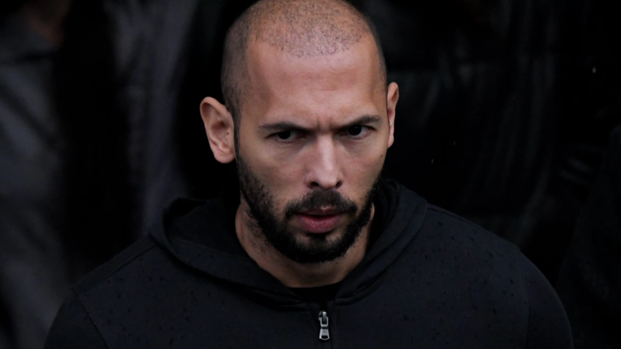 Братята Тейт ще останат в ареста още един месец