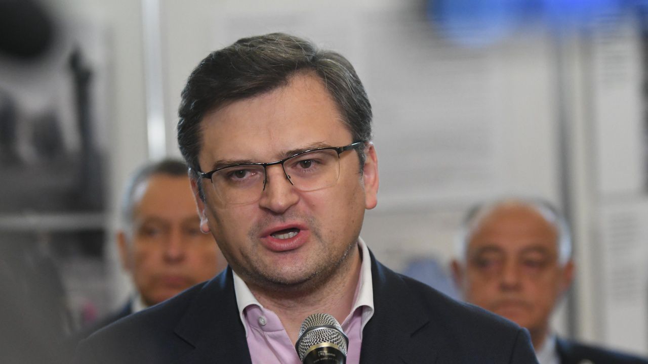 Украинският външен министър: Страните от НАТО трябва да увеличат производството на оръжия