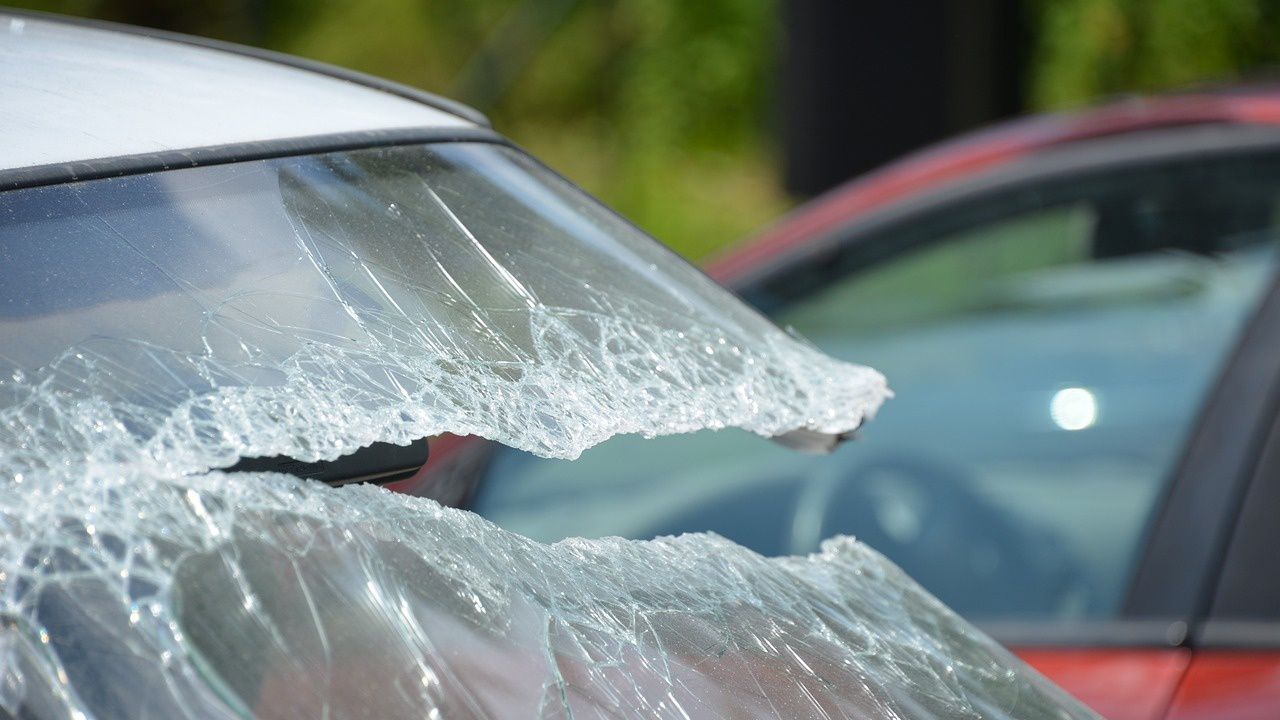 Камион разкъса мантинелата на АМ "Струма", удари кола в насрещното