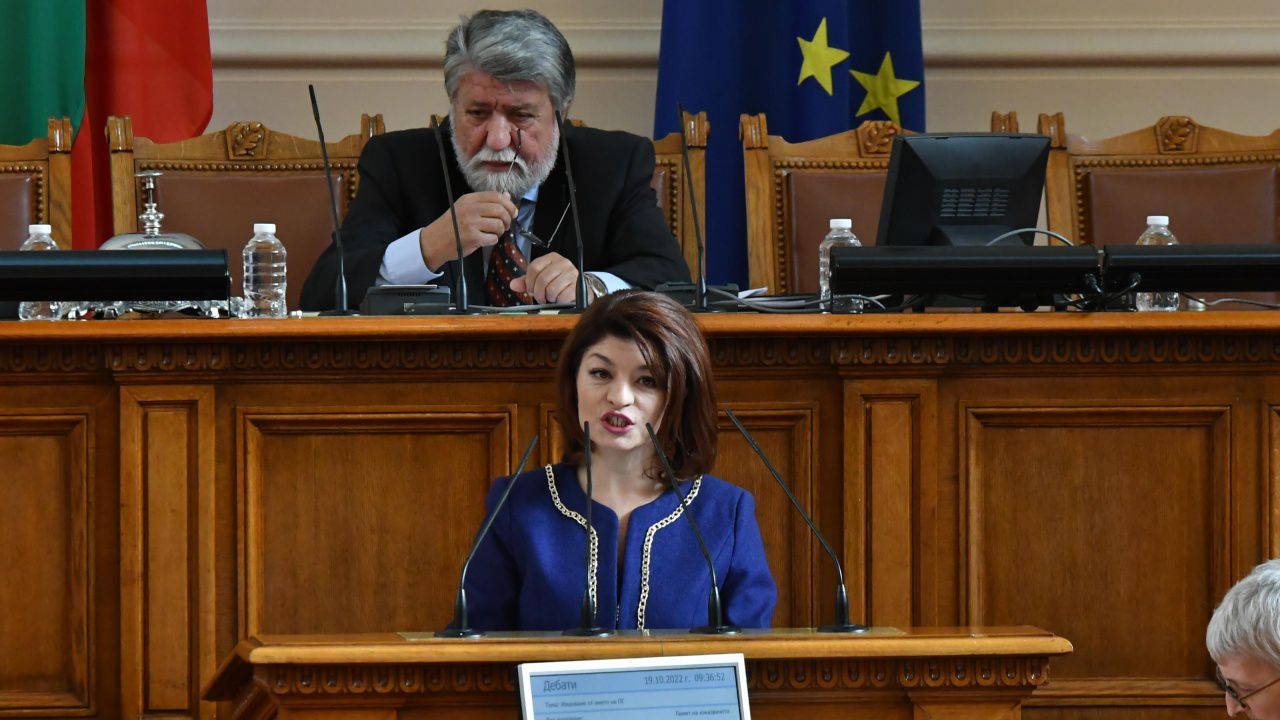 Десислава Атанасова призова всички към разум и попита: Как ще решаваме иначе кризите?