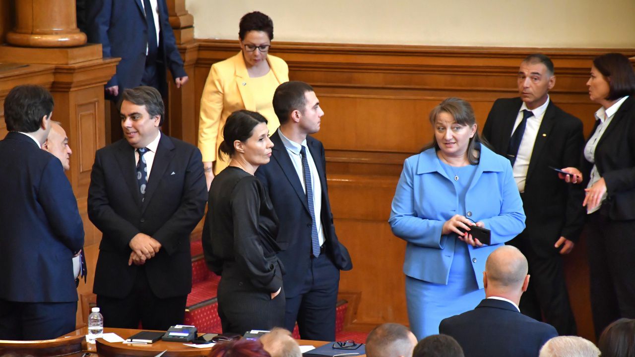 Депутатите успяха да се скарат още преди да започнат работа