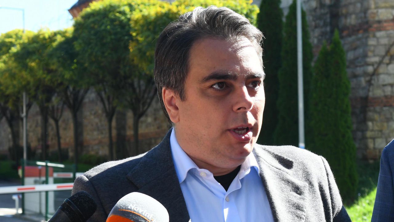 Василев и кандидати за депутати от ПП продължават обиколката си из София. Следващите им спирки са "Овча купел" и Банкя