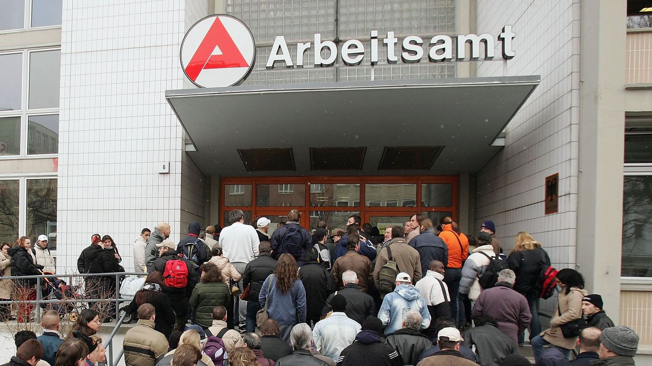 Германия отчита със 198 000 повече безработни спрямо година по-рано