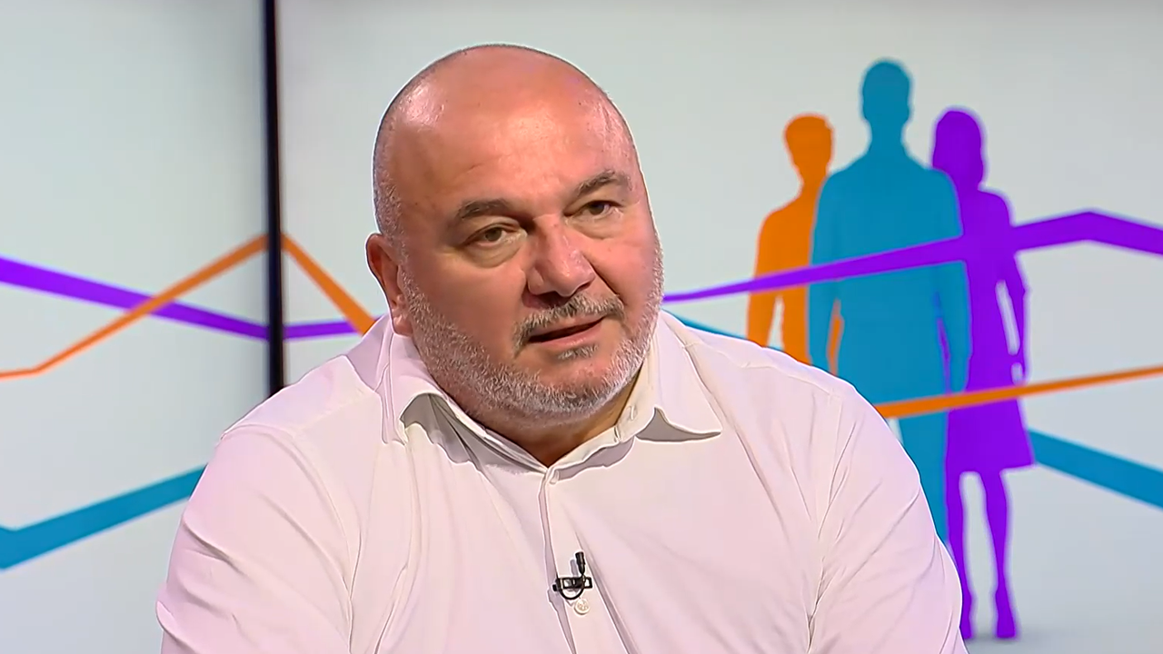 Според него стари проблеми, замитани под килима, сега излизат наяве.Той