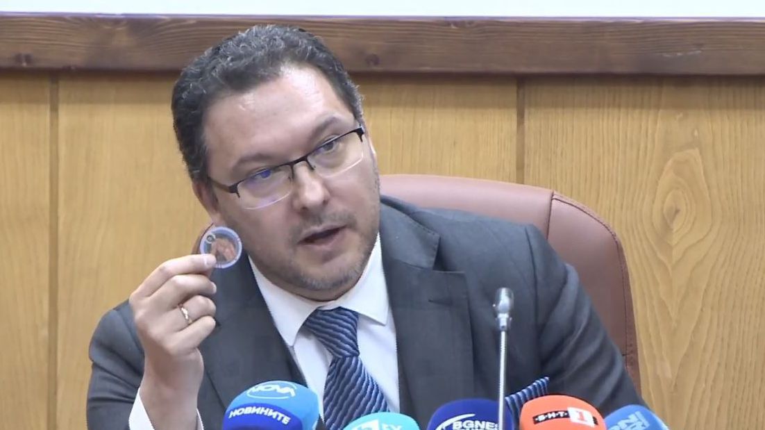 Министър Митов показа иконите, поръчани от Бойко Рашков и обяви: Те ти, булка, Спасовден