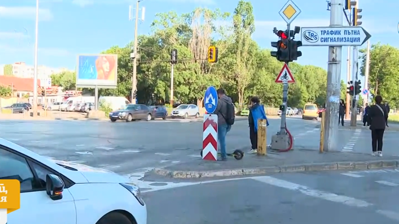 Отказали спирачки са причината автобус да помете кола на кръстовище в София
