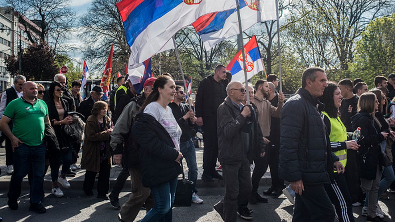 Хиляди привърженици на управляващите в Сърбия се събраха на Видовден