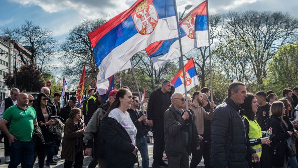 Арестувайте Вучич!, скандираха протестиращи в Сърбия снощи, часове след призива