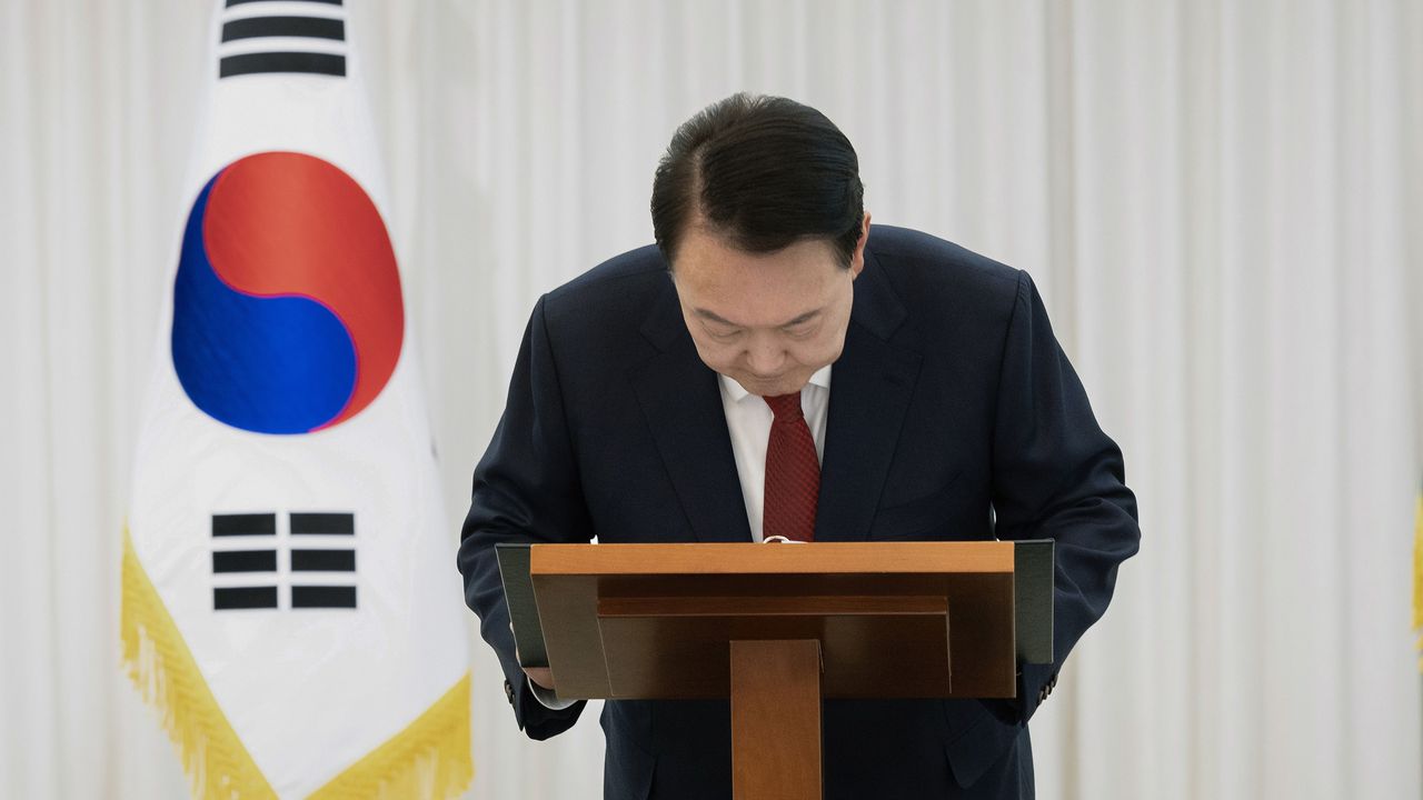 Бившият южнокорейски президент Юн Сук-йол се яви на разпит пред