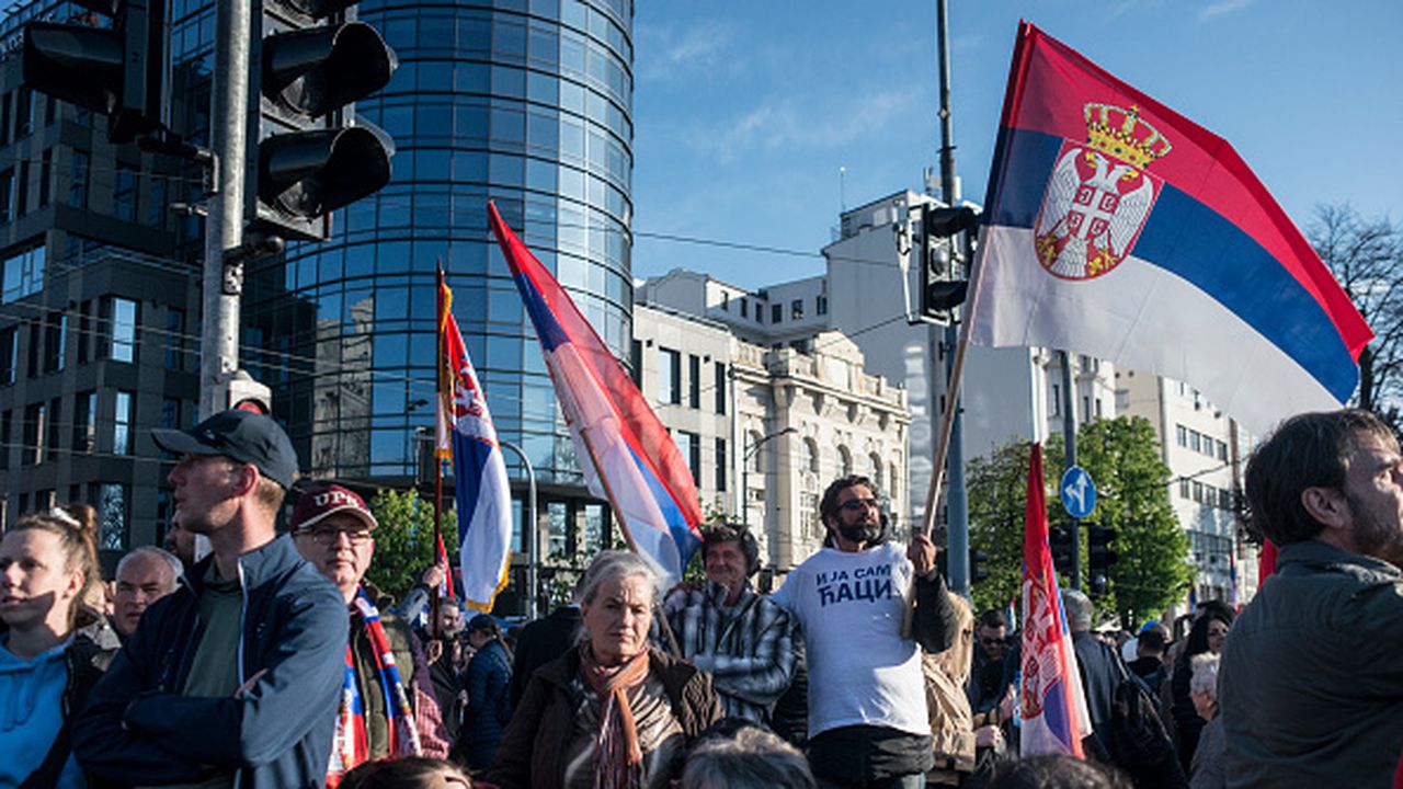 Протестиращи се придвижиха пеша в колони към пл. Славия в