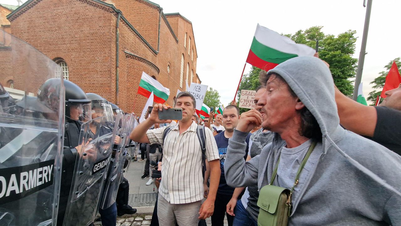 Кордон от три буса на жандармерията са блокирали подстъпа по