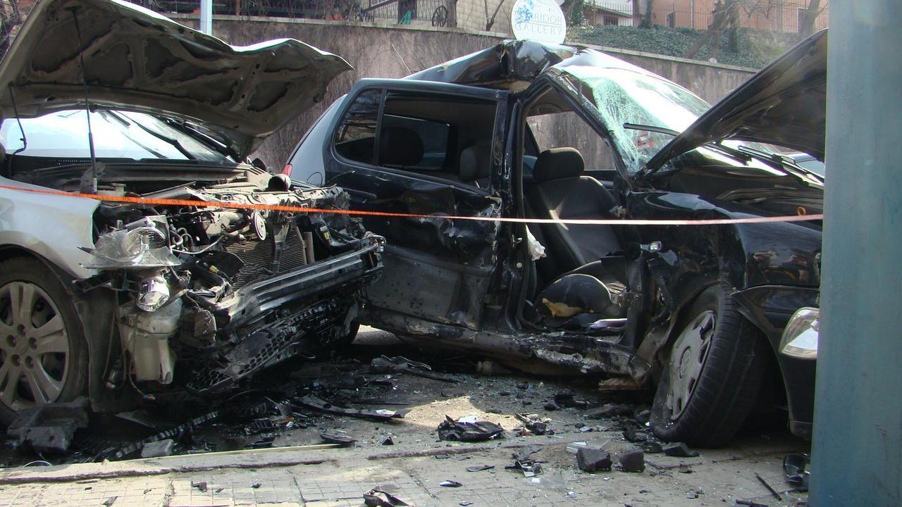 Пътник в автомобил е пострадал тежко при челен удар на