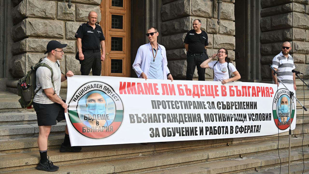 Протест на млади лекари пред сградата на НС - Булфото