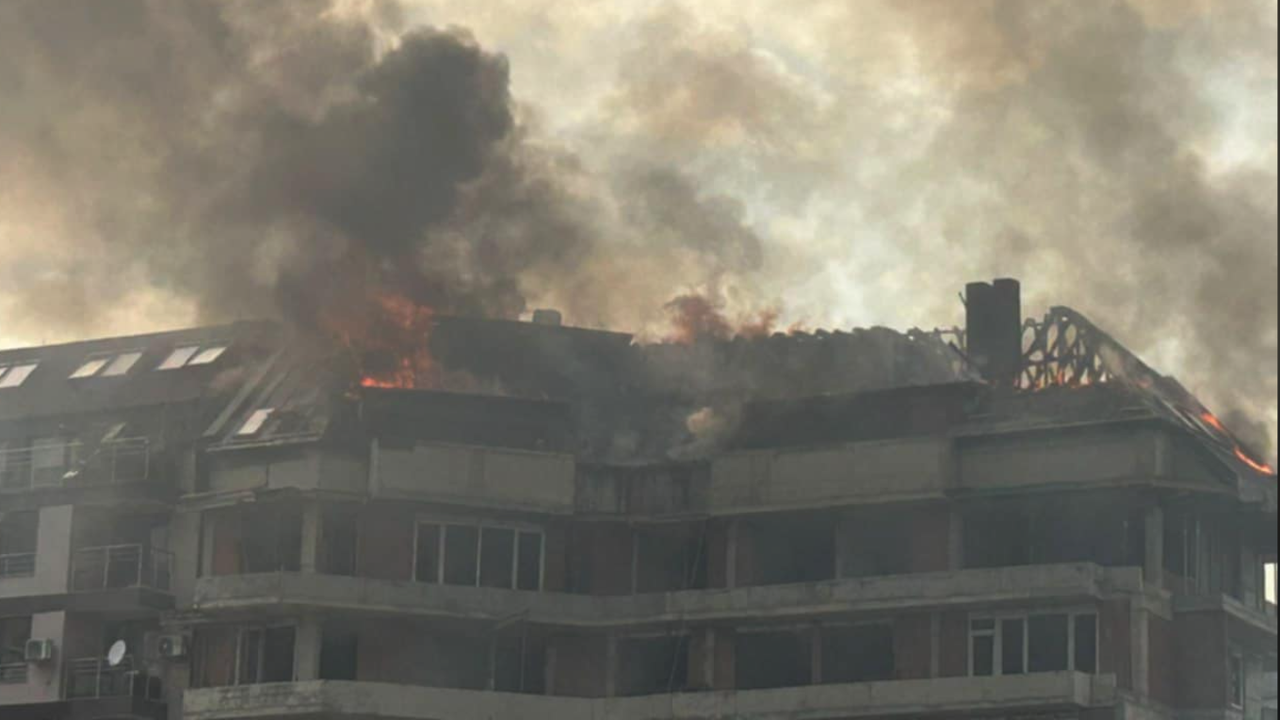 Голям пожар гори в центъра на София, съобщиха читатели на