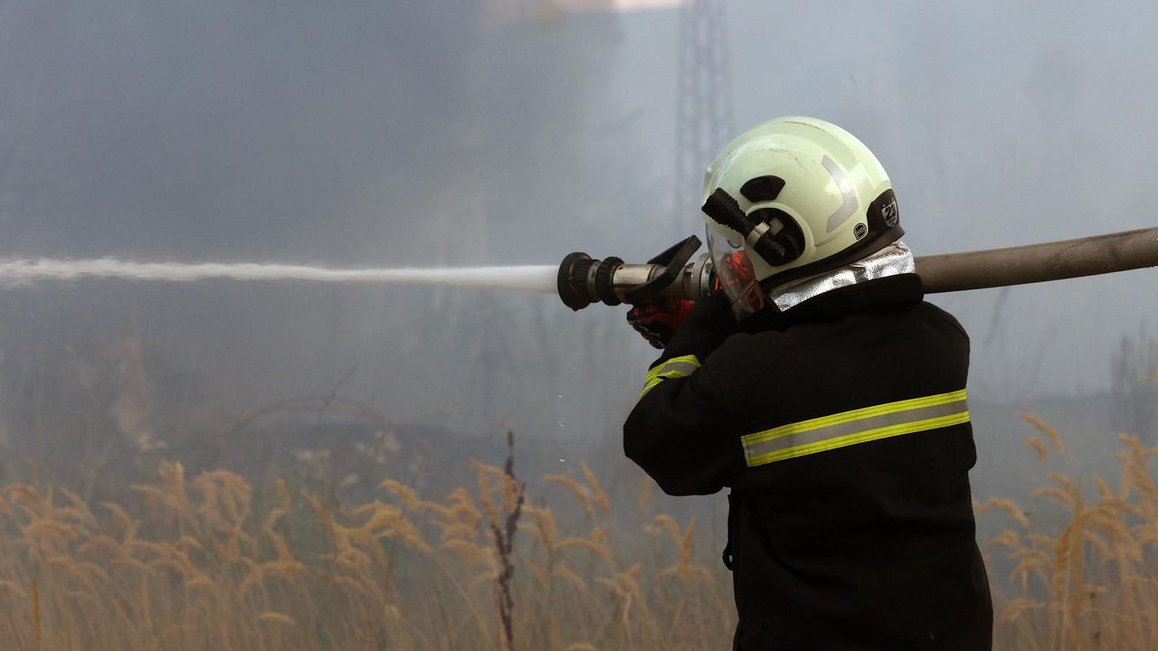 Пожари в жилищен имот и лек автомобил са били потушени