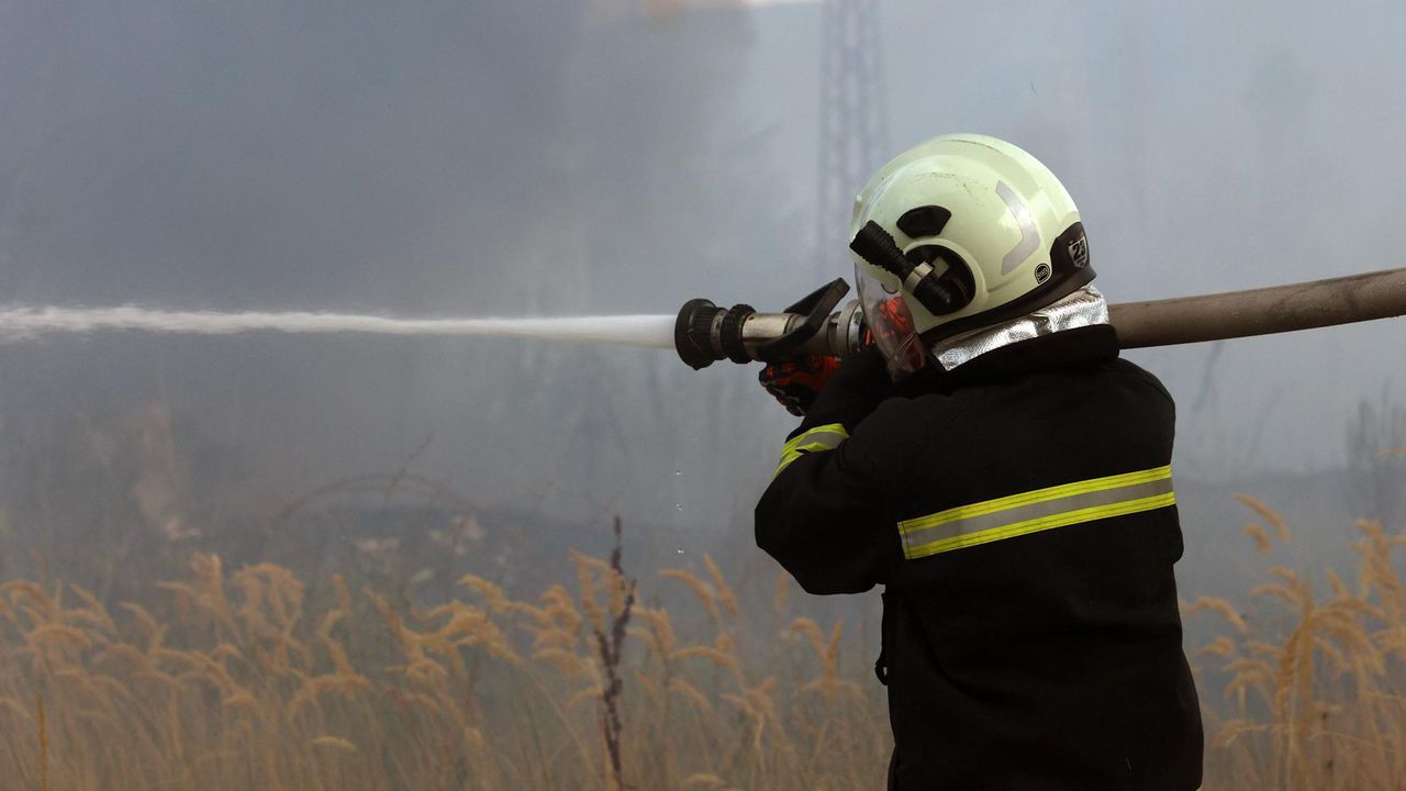 Огнеборци потушиха пожари в къща и автомобил в Сливен