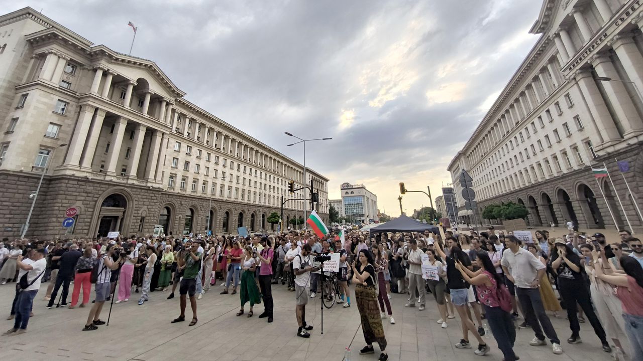 Пореден протест на младите лекари пред парламента в София