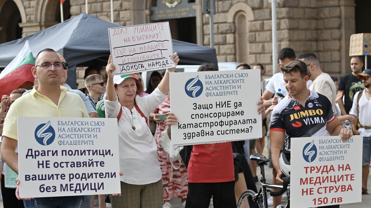 Протест на млади лекари пред сградата на НС - Булфото