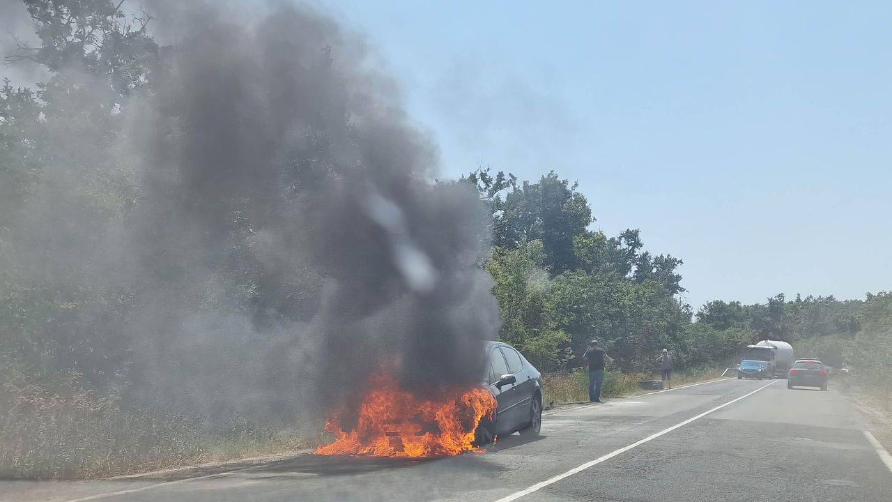 Кола горя на прохода от Обзор посока , над курорта