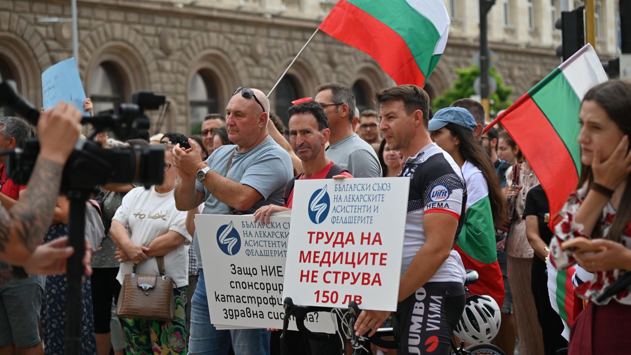 Протест на млади лекари пред сградата на НС - Булфото