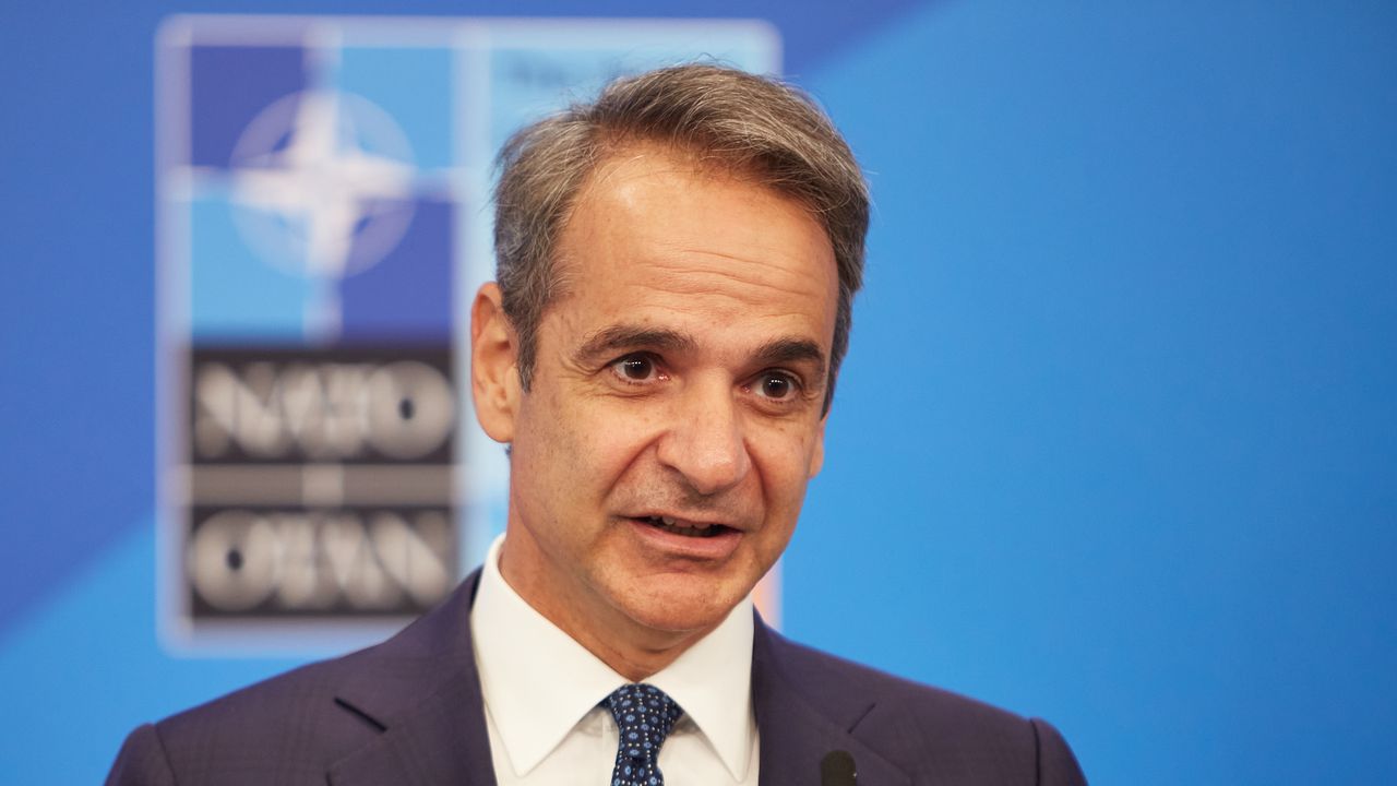 Мицотакис връща 2 млрд. евро на гърците