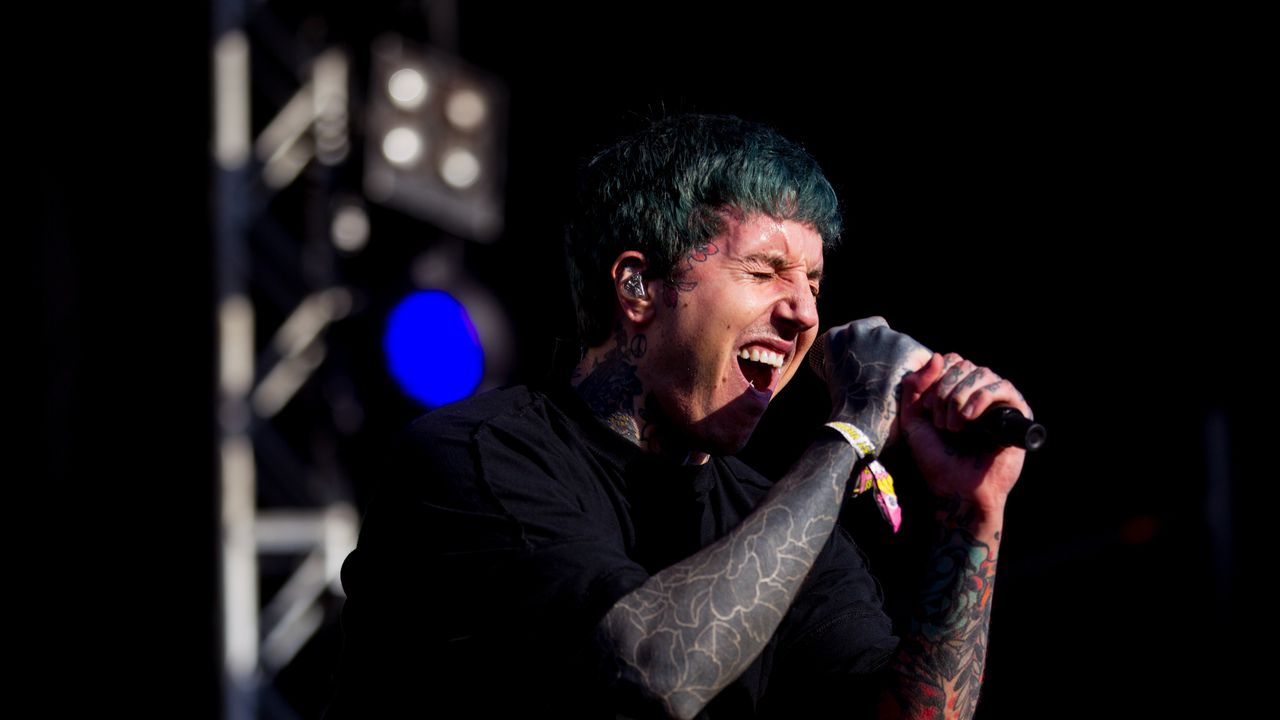 Оливър Сайкс от Bring Me The Horizon за бащинството: Чувствам се като различен човек