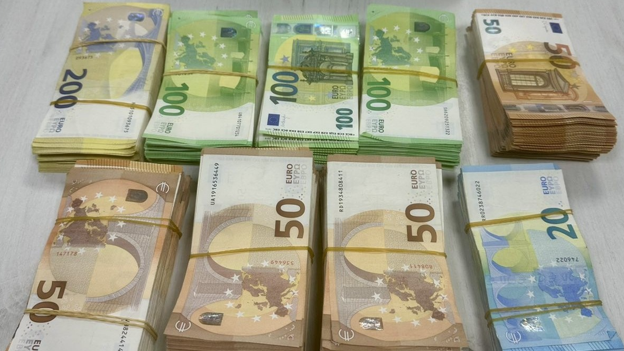 Недекларирана валута за близо 200 000 лева откриха митнически служители