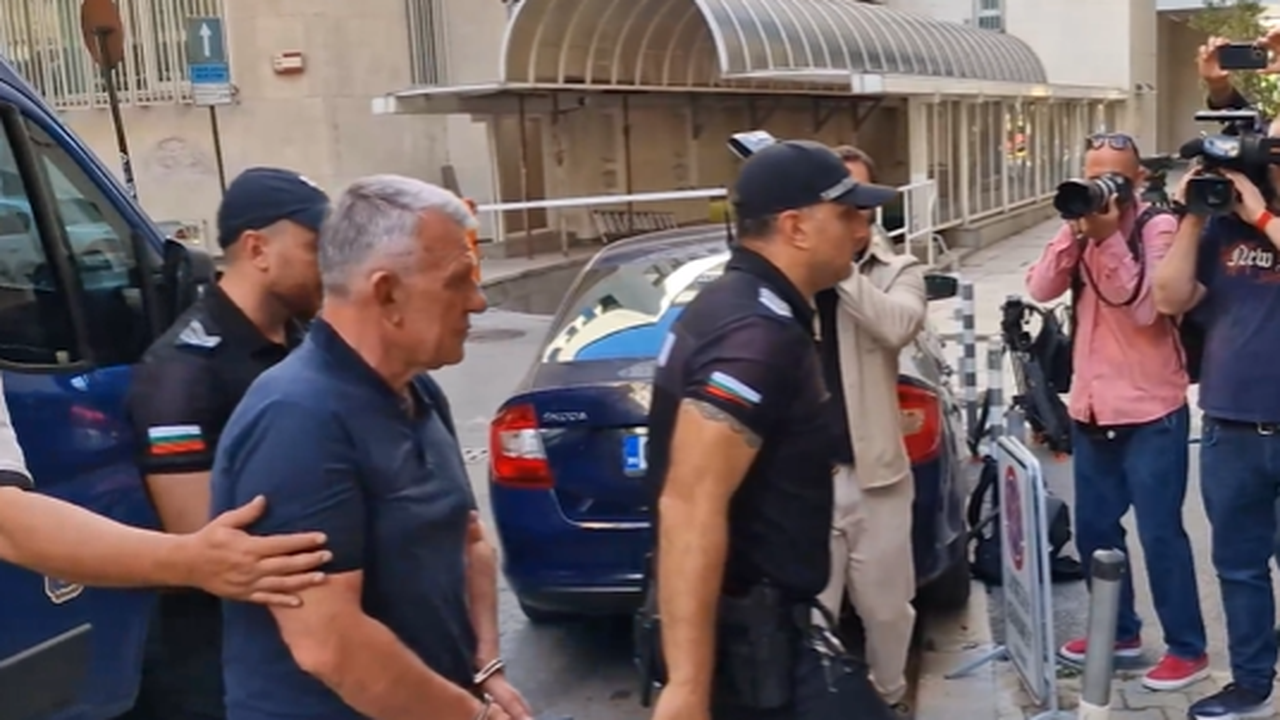 Никола Николов-Паскал беше доведен в антикорупционната комисия, за да бъде разпитан