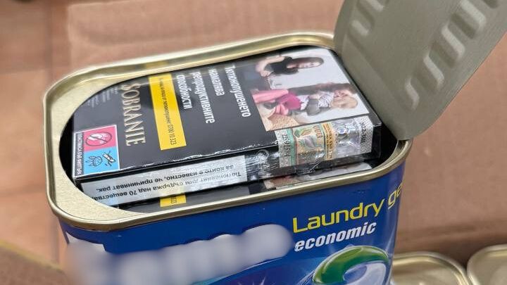 Опити за нелегално изпращане на близо 10 000 кутии цигари предотвратиха митничари