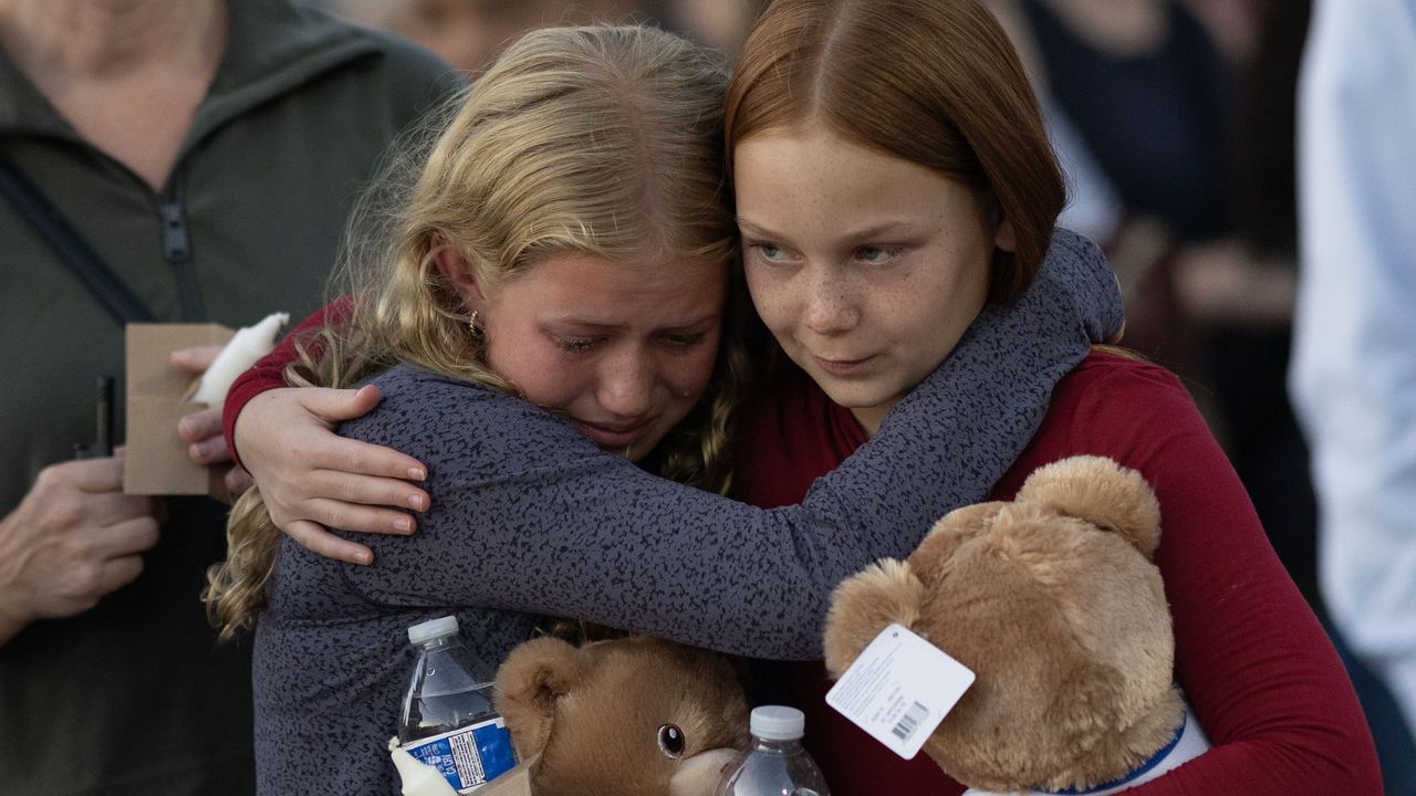 Стотици хора се стекоха, за да почетат паметта на двете