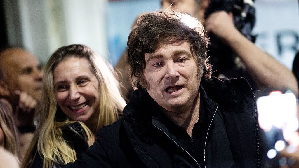 Президентът на Аржентина бе евакуиран от охраната си, след като беше нападнат от гневна тълпа