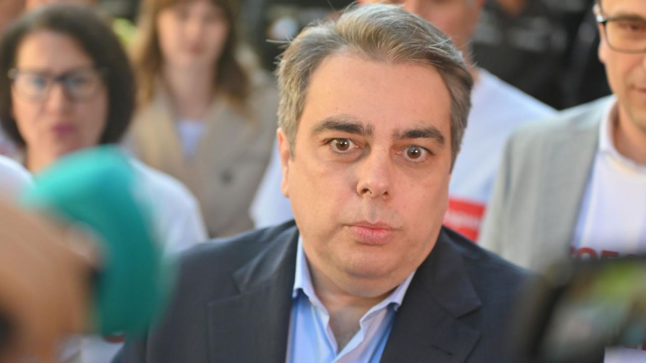 Асен Василев: Не трябва да се пипат данъците