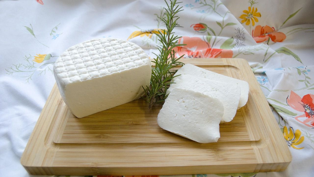 Сиренето поскъпна най-много за година – цената скача с близо 100% от борсата до магазина