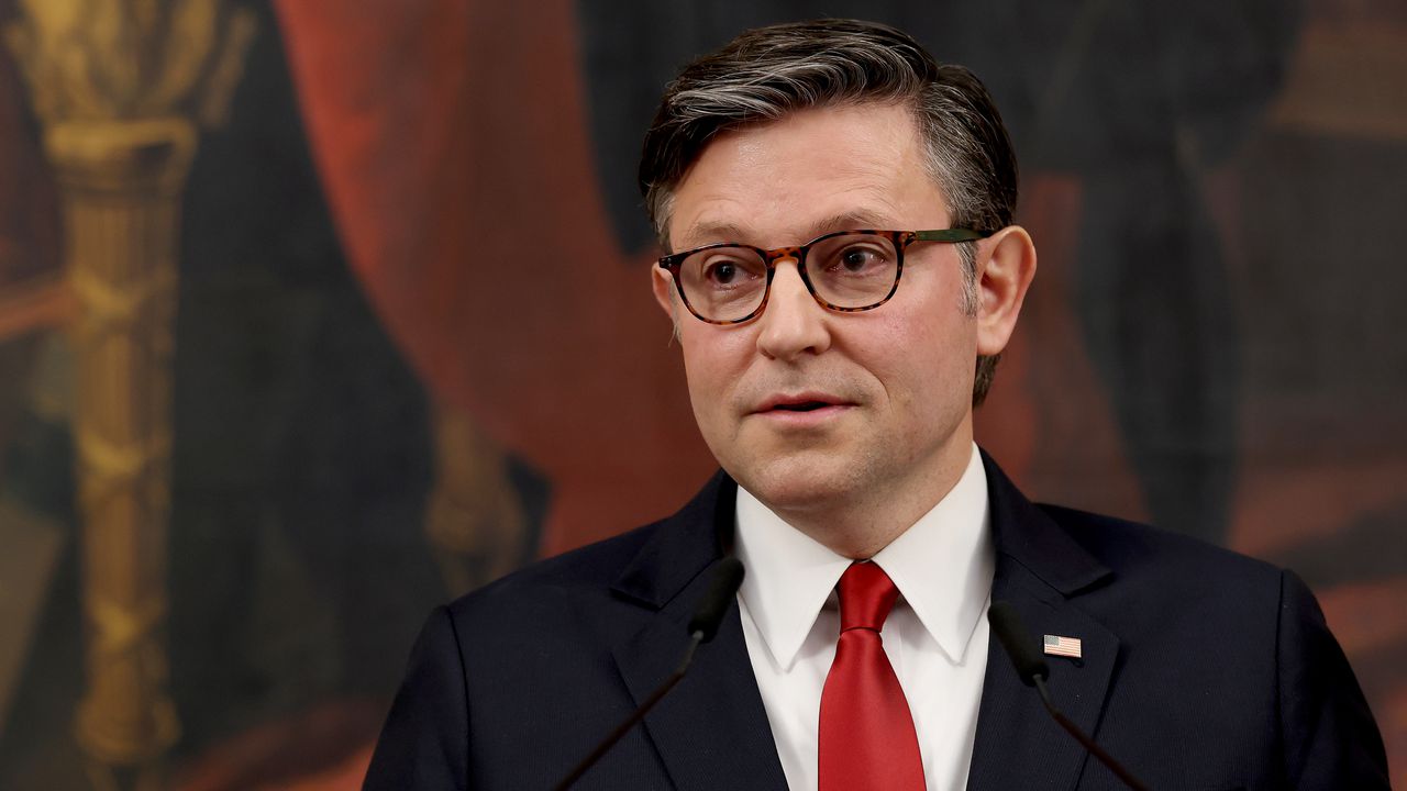 Той се забавлява с това да дразни демократите, които се