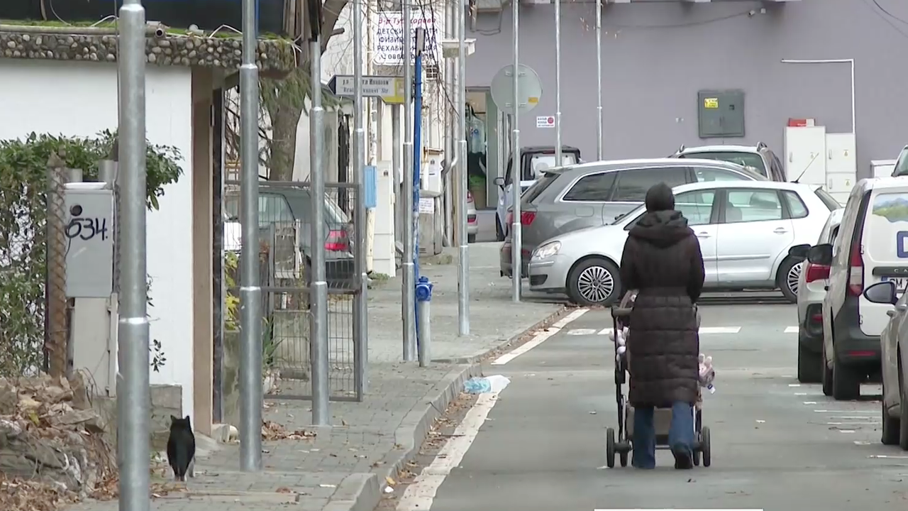 Стълбове в средата на тротоар затрудняват движението на пешеходците по