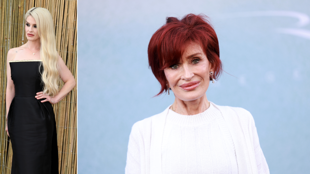 Майка и дъщеря се усмихваха широко и се държаха за