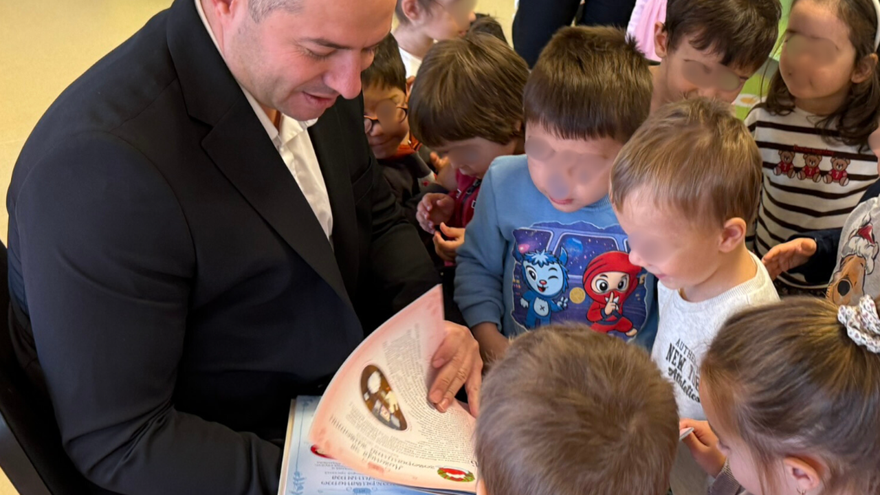 Кметът на Възраждане Станислав Илиев чете приказки в детска градина