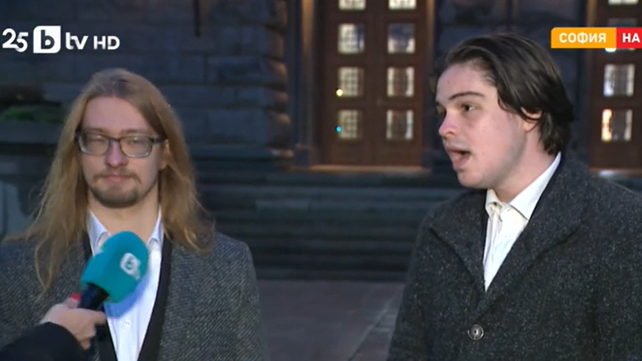 По думите им те са били нападнати от депутати на